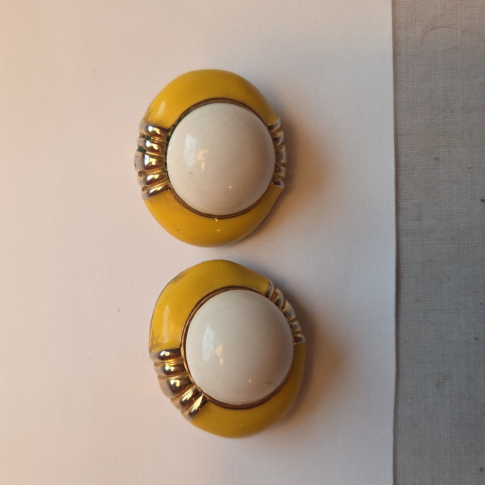 Vintage 1960s Gold and White Earrings